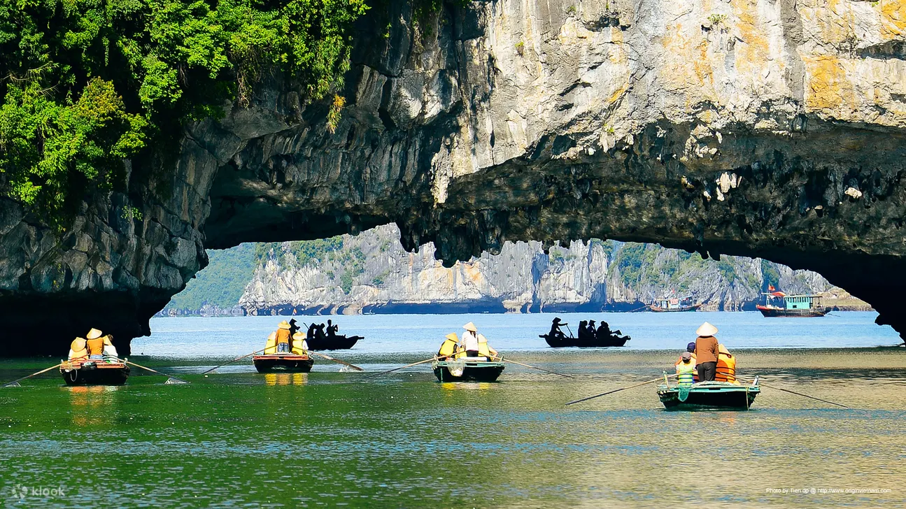 Ha Long Bay Day Tour by Cruise from Hanoi